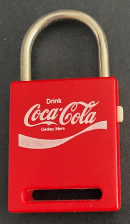 93249-2 € 1,50 coca cola sleutelhanger rood plastic.jpeg